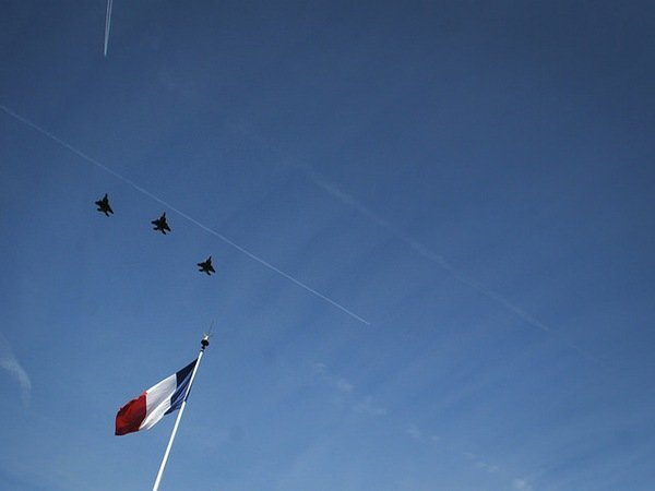 Франция нанесла авиаудары по позициям ИГ в Сирии